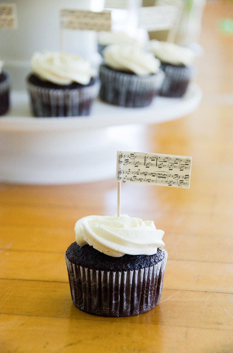Perfect Chocolate Cupcakes with Buttercream Frosting Piano Recital Style 780 | Umami Girl