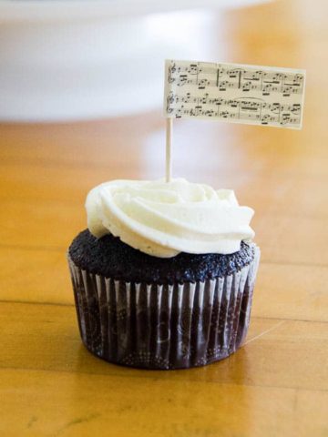 Perfect Chocolate Cupcakes with Buttercream Frosting Piano Recital Style 780 square | Umami Girl