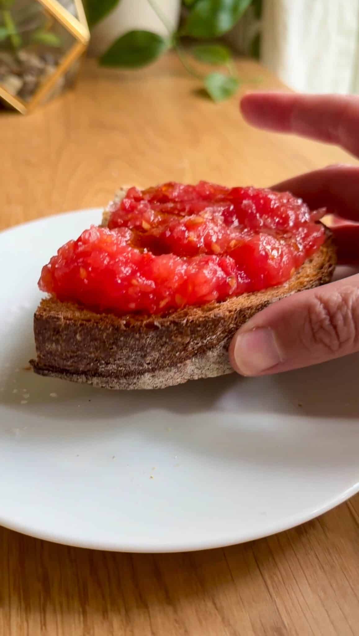 pan con tomate on a plate
